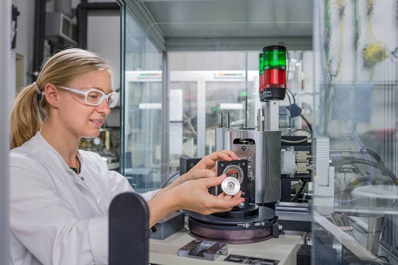 Daniela Pfister, who discovered the material, at the x-ray diffractometer – Photo: A. Heddergott / TUM