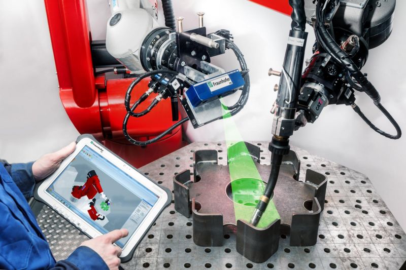 Welding for “lot size 1”: “CoWeldRob” scans workpieces and automatically locates weld seams, which the worker can adapt in a graphical system. (Source: Fraunhofer IPA/photo: Rainer Bez) 